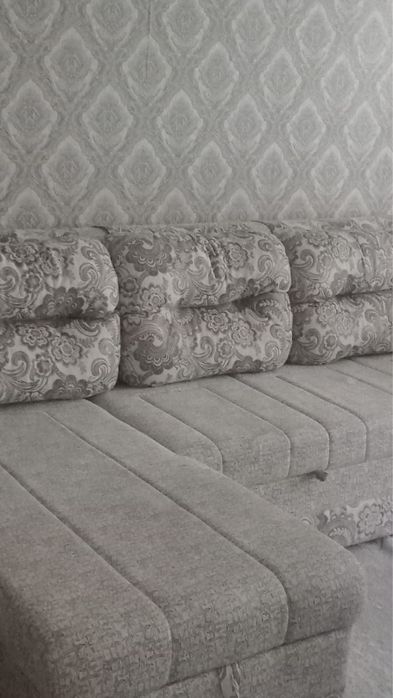 Продается угловой диван и кресло