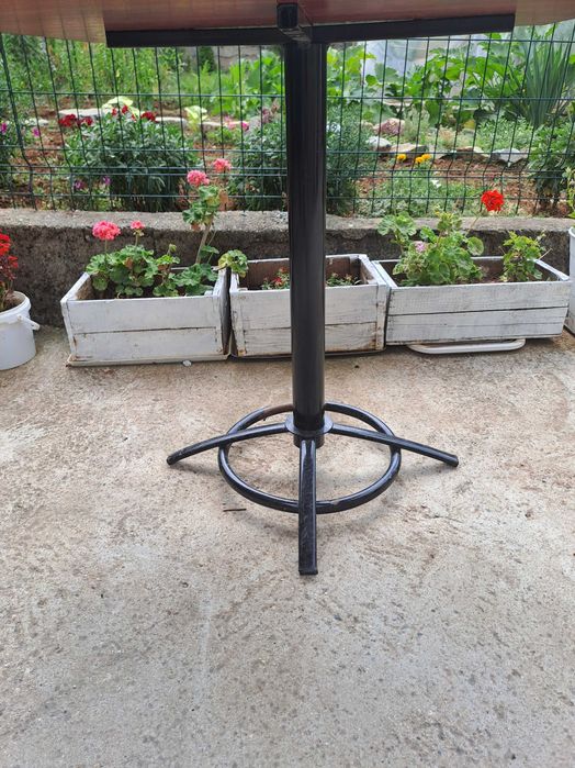 Продавам маса с метална конструкция