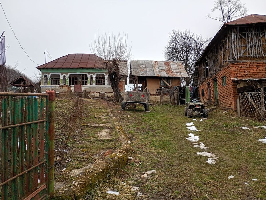 Vând casă  cu fânar plus livada