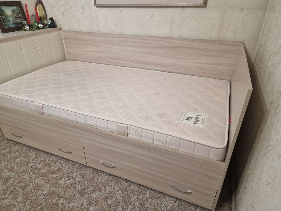 Кровать с матрасом