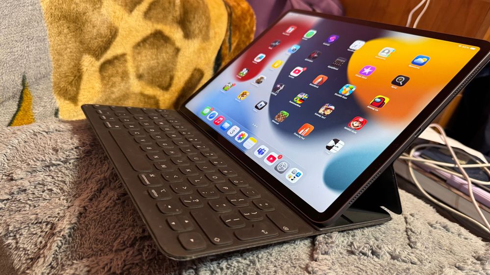 iPad Pro 12.9” (4th Gen) 256GB + Magic Keyboard – Отлично състояние