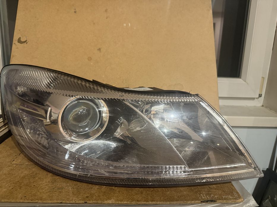 Десен фар на Шкода Октавия II 2011