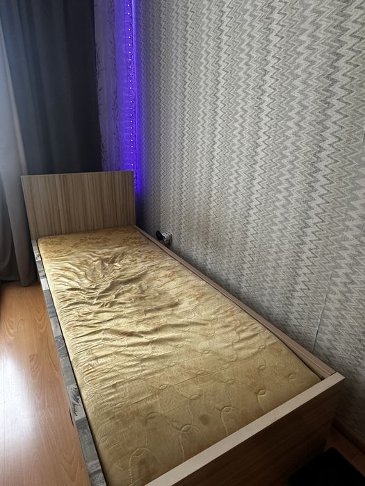 Кровать с матрасом