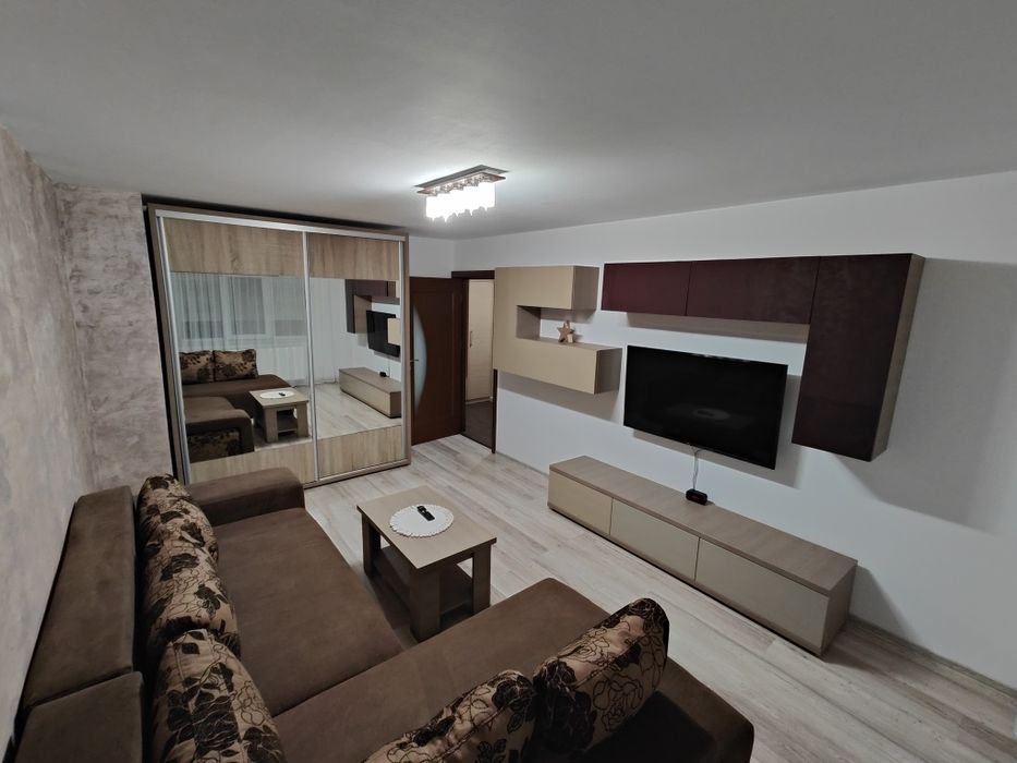 Închiriez apartament  cu două camere ( decomandat) zona centrala