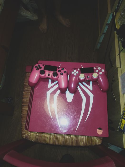 Vând PS4 pro special edition Marvel Spider-Man