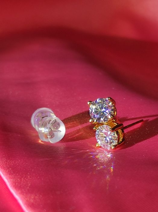 Золотые серьги с муассанитом 750 проба