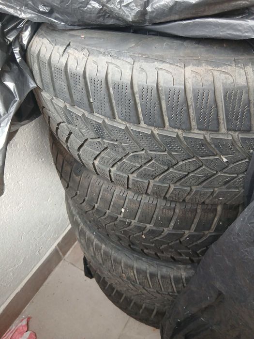 Vănd cauciucuri de iarnă pentru Duster