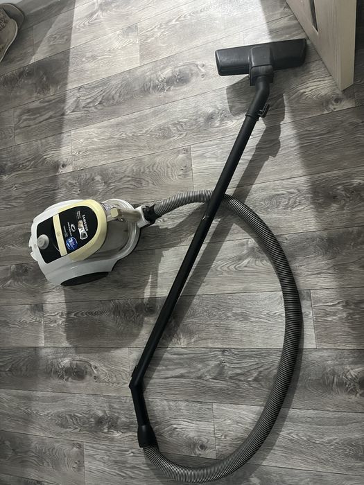 Пылесос Samsung в рабочем состоянии