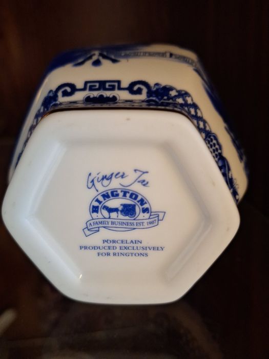 Продавам порцеланови винтидж съд за чай