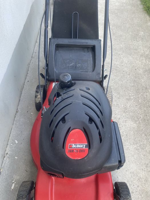 Masina de tuns iarba pe benzina