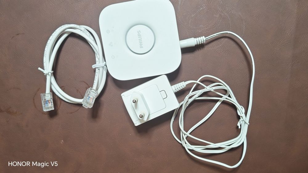 Philips Hue Bridge v2 (Hub inteligent iluminat + Cablu Ethernet și Alimentator)