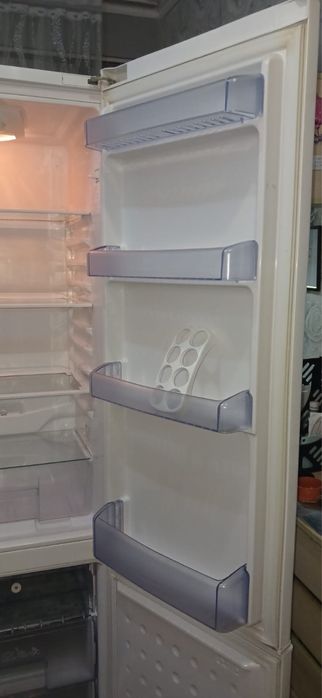 С доставкой холодильник продаю в отличном рабочем состояни Высота-1м92