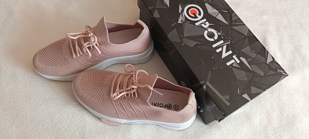 Ежедневни дамски и много леки и удобни обувки от текстил в розово.