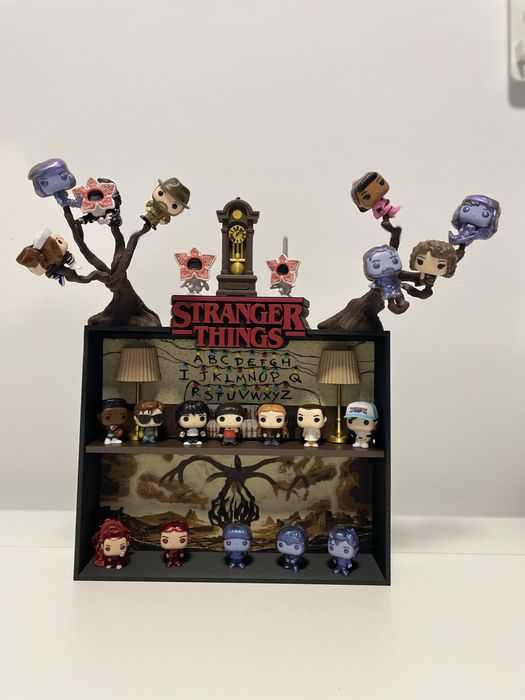 Suport etajera stand figurine stranger things kinder will