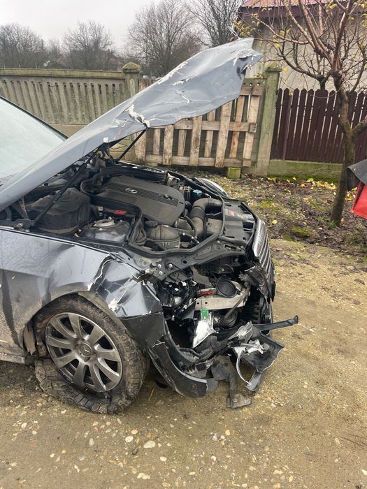 Vând Mercedes Benz E220 motorizare 2.2 170 hp automat  avariat