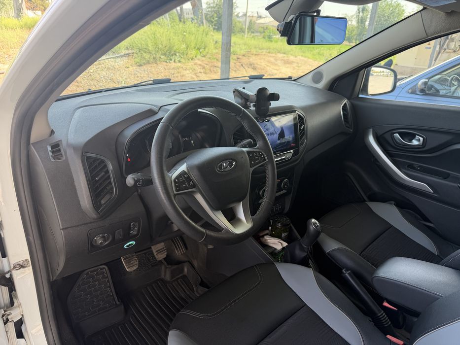 Lada xray cross sotiladi holati ideal bir qul moshina