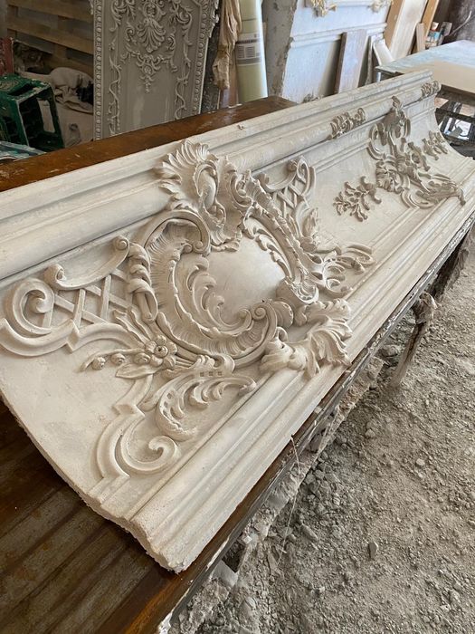 Ornamente decorative din ipsos pentru interior.