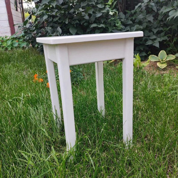 Стол и табуреты продам (стол и 4 табурета)