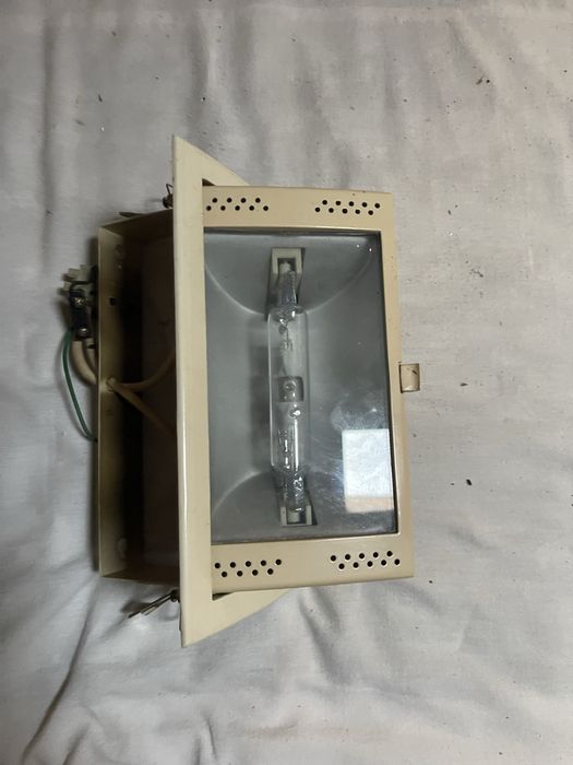 Халогени лампи за окачен таван