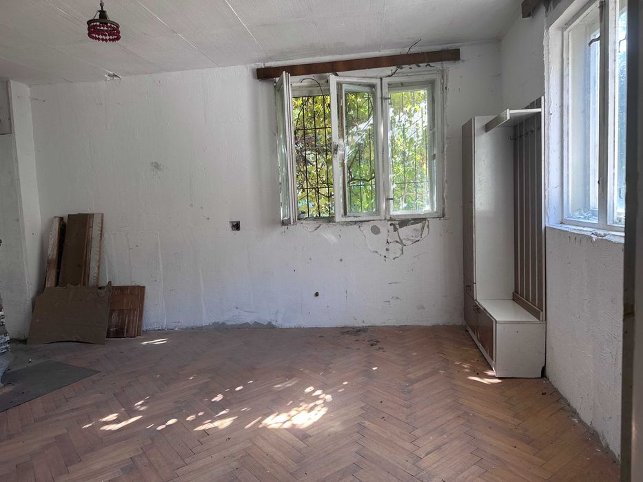 De vanzare douo case. Una pe Strada Canepii 55 - necesita renovare; cealalta, momentan in regim hotelier, pe Ilarie Chendi 70(poarta de lemn).