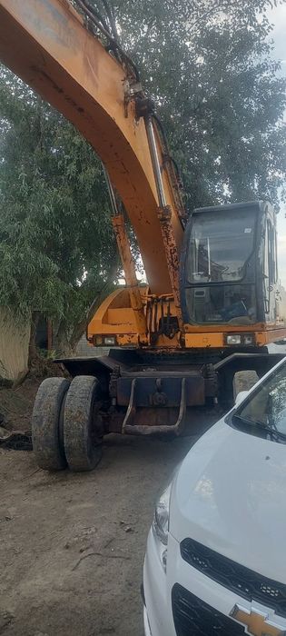Экскаватор отличным состоянии