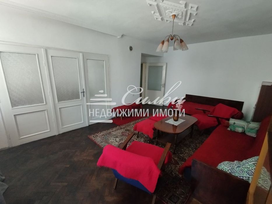 Дава се под наем Четиристаен апартамент в Шумен, Център - 108 кв.м за 306 € - Снимка #1