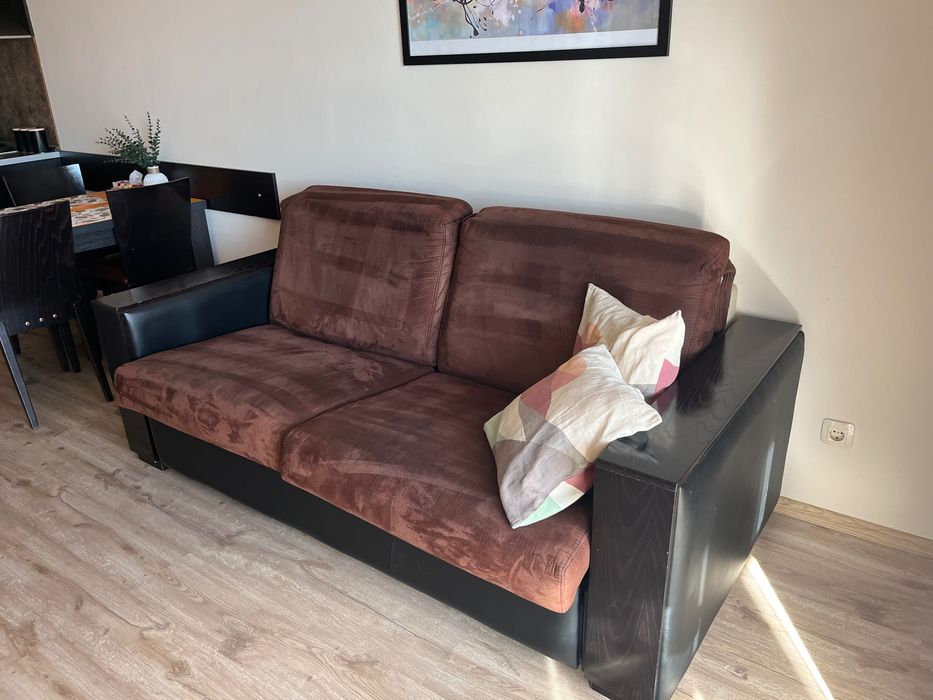 Разтегателен диван от кадифе