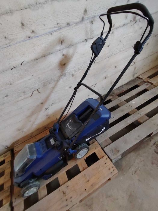 Mașina de tuns iarba electrică