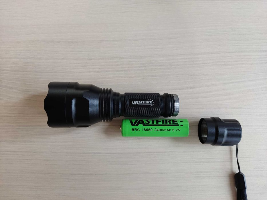 Продавам фенер със зелена светлина за лов и риболов и стойки за монтаж