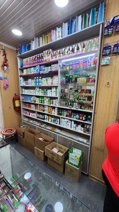 Продаются б/у шкафы, витрины-прилавки, полки для магазина.