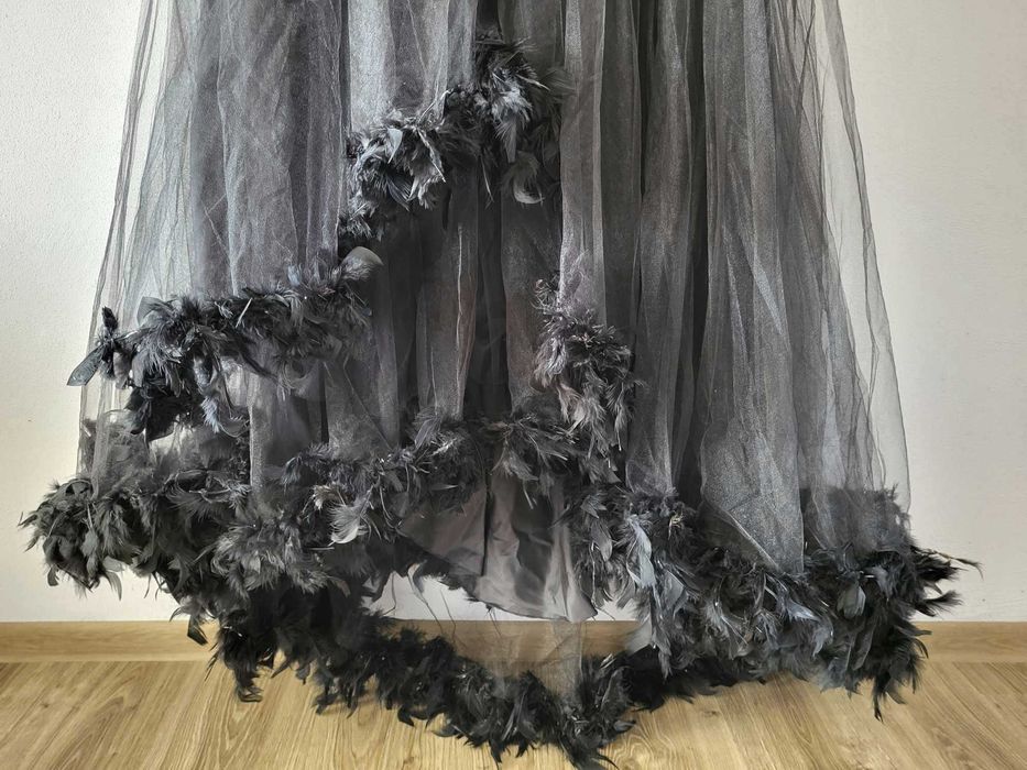 Черна рокля (шита е до кръста) с тюл и подплата