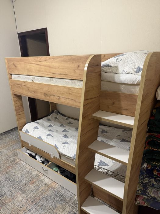 детская двухярустная кровать.