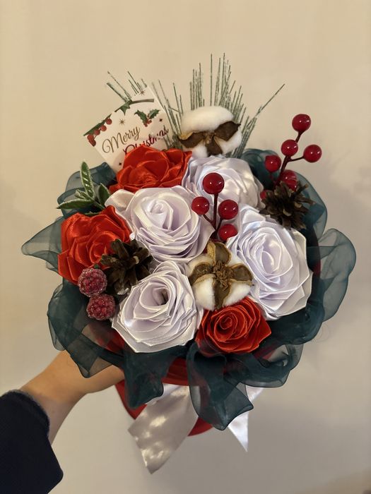 Ръчно изработени коледни букети със сатенени рози