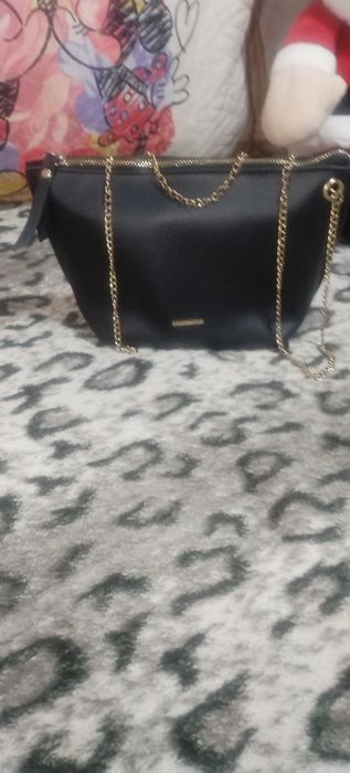 Geantă Bershka neagră – mică, elegantă