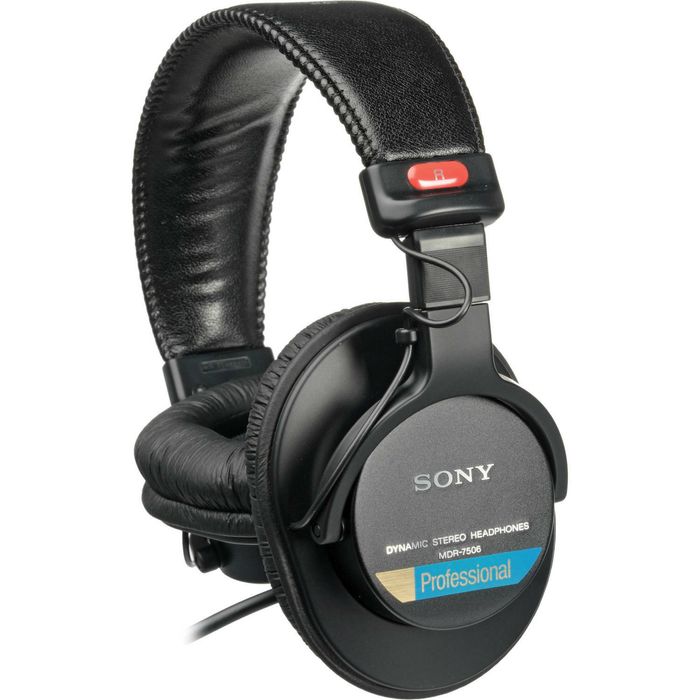 Sony MDR-7506 — проводные студийные наушники.