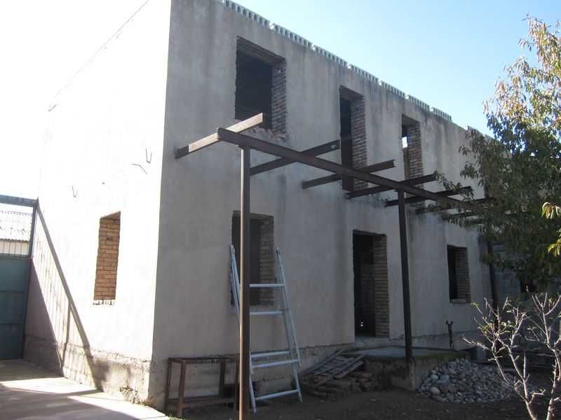 Продается 2-х этажный дом и одноэтажное здание.