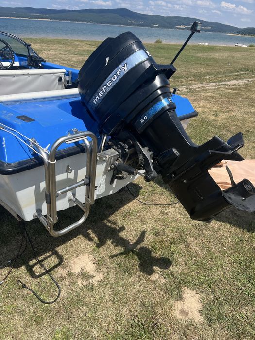 Продавам лодка с двигател меркурии 50 коня