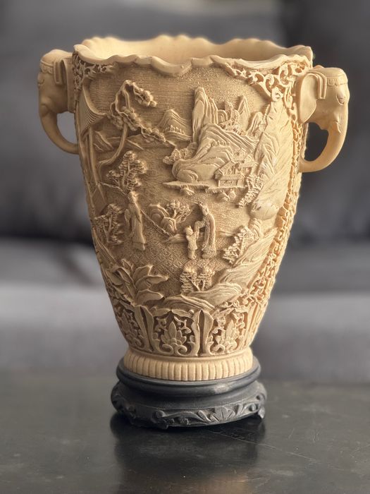 Старинна ваза с инкрустации