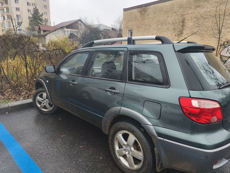 Vând Mitsubishi Outlander