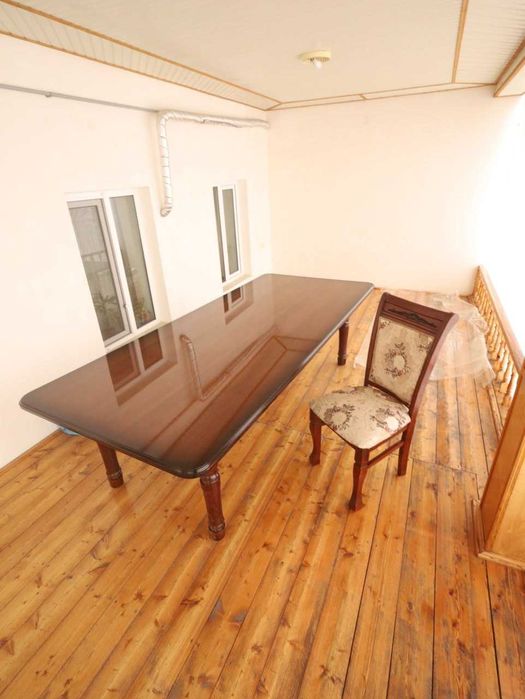 Yaxshi holatdagi mebel. Stol stullari bilan