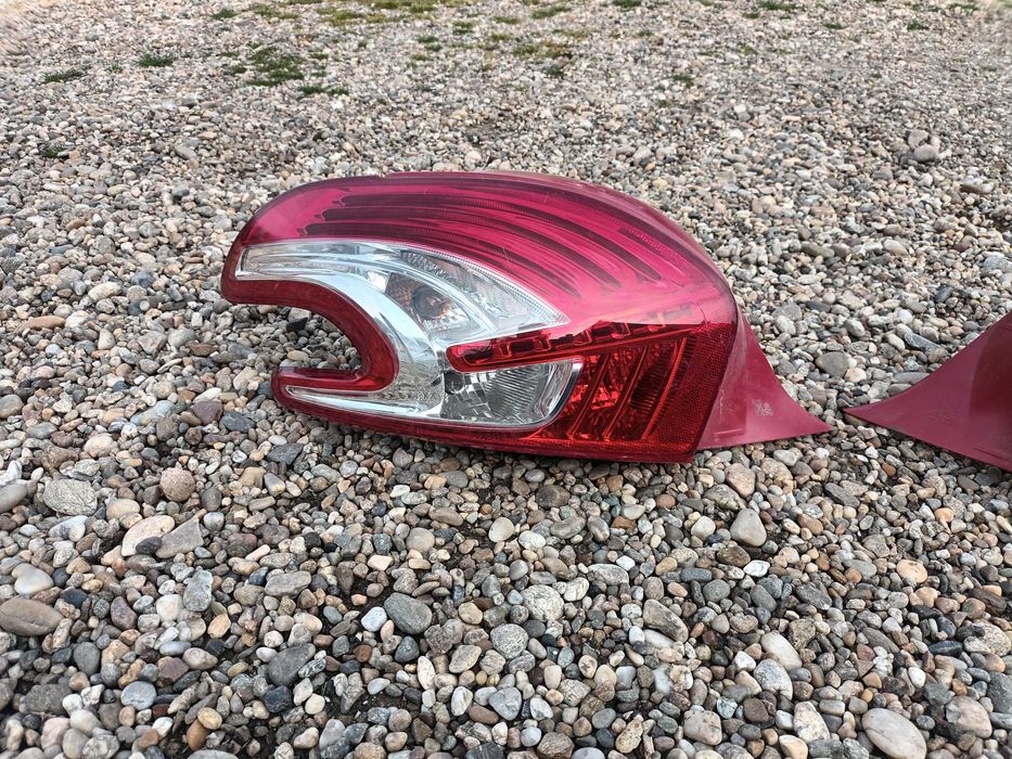 ляв и десен стоп за пежо 208 PEUGEOT 208