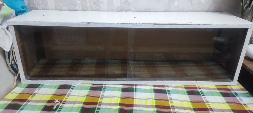 Полка с раздвижными стеклянными дверцами.