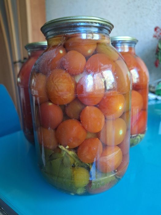 Продам соленье, огурцы, помидоры.