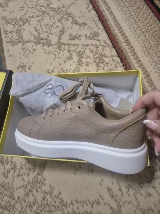 Кроссовки новые модные