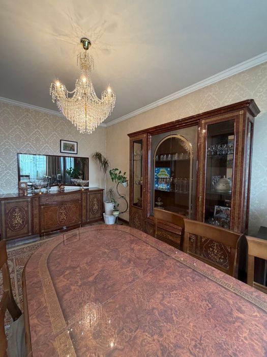 Продам сервант 250000 б/у. Самовывоз