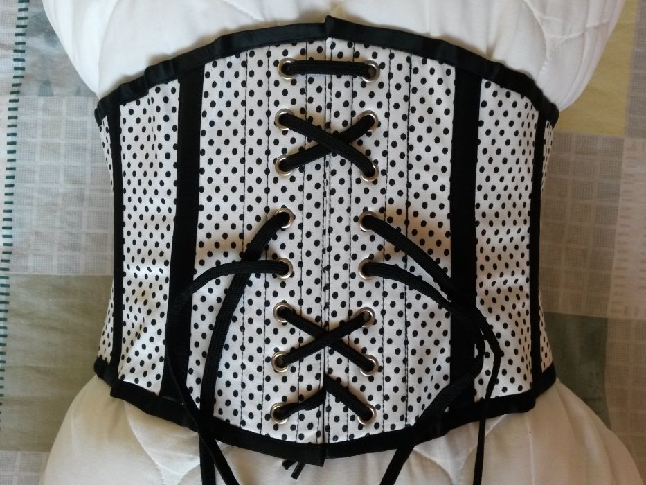 Корсети лачени и сатенени различни модели и размери