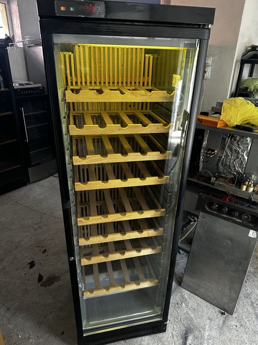 Хладилна витрина за вино