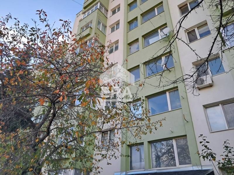 Тристаен ексклузивен апартамент за продажба, с отделна кухня, в санира