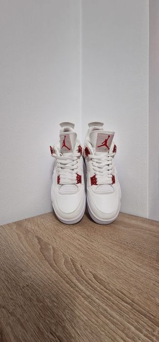 Jordan Retro 4 metalic red