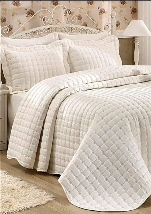 Кувертюра ЛУКС 
Размер 220/240 + 2 бр калъфки и 1 бр бебе
Цена 4